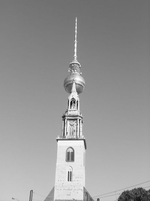 Fernsehturm am Alex mit Marienkirche