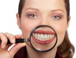 Parodontitis ist eine Entzündung des Zahnbettes und Zahnhalteapparates